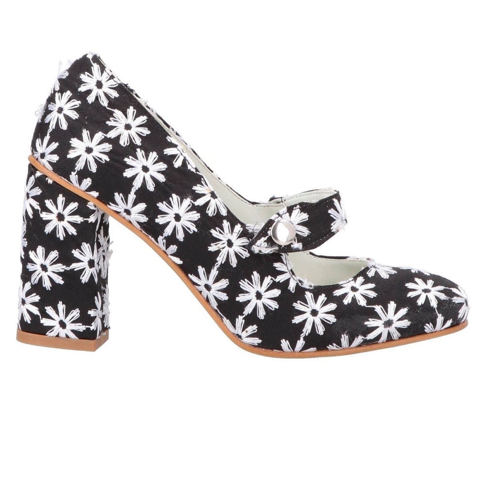 Nila & Nila pumps